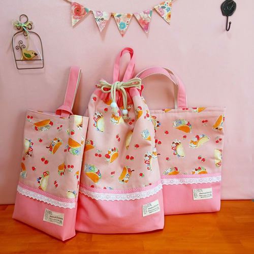 ねこのオムレット柄 レッスンバッグ 絵本袋』 ピンク 30X40㎝ 通園通学