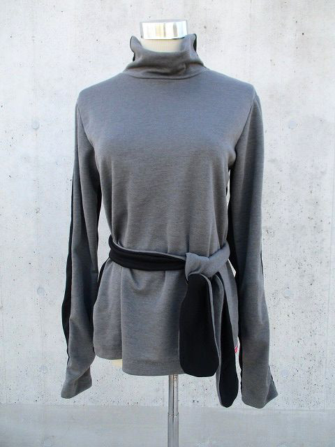 黒ブラック×グレー　前後どちらでも着れる　共生地リボン付きタートルネックカットソーオールシーズン着用可