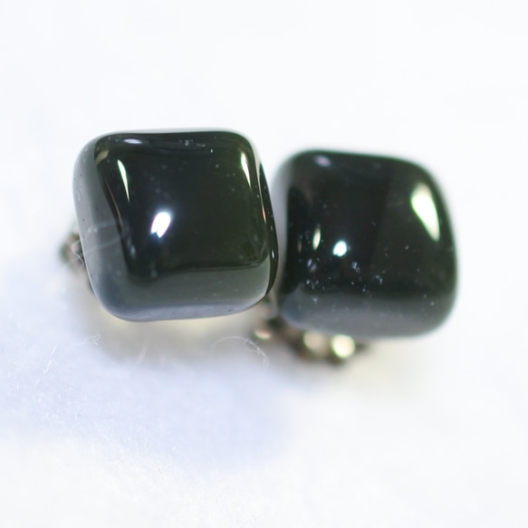（1 件）帝王碧玉方形耳環（8 毫米，深綠色，鈦柱） 第2張的照片