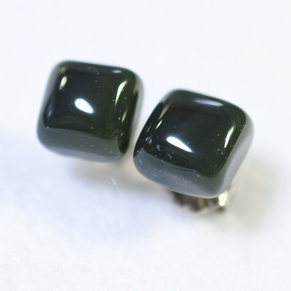 （1 件）帝王碧玉方形耳環（8 毫米，深綠色，鈦柱） 第3張的照片