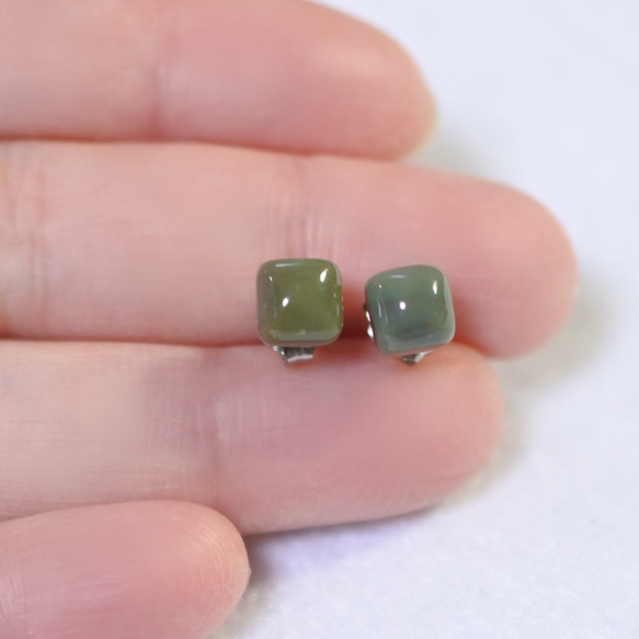 (1 件) 帝王碧玉方形耳環（6 毫米，綠色，鈦柱） 第4張的照片