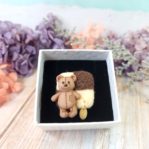 クマとチェック柄のビスケット羊毛フェルトブローチ（箱付き