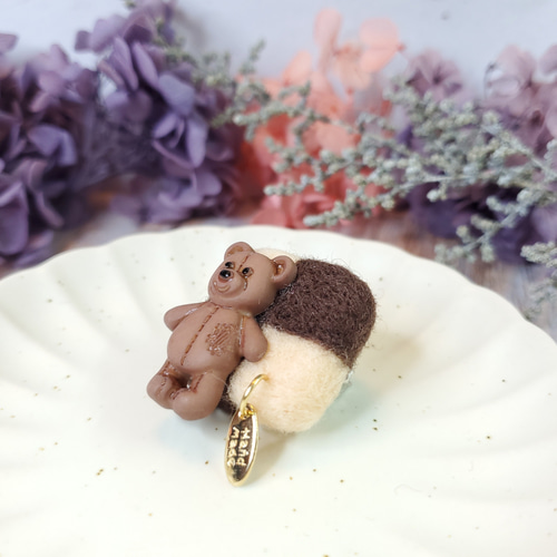 クマとチェック柄のビスケット羊毛フェルトブローチ（箱付き