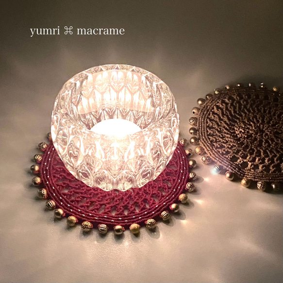 ［受注制作］yumri ⌘ macrame ゴールドビーズコースター Ø11cm［レッド］ 5枚目の画像