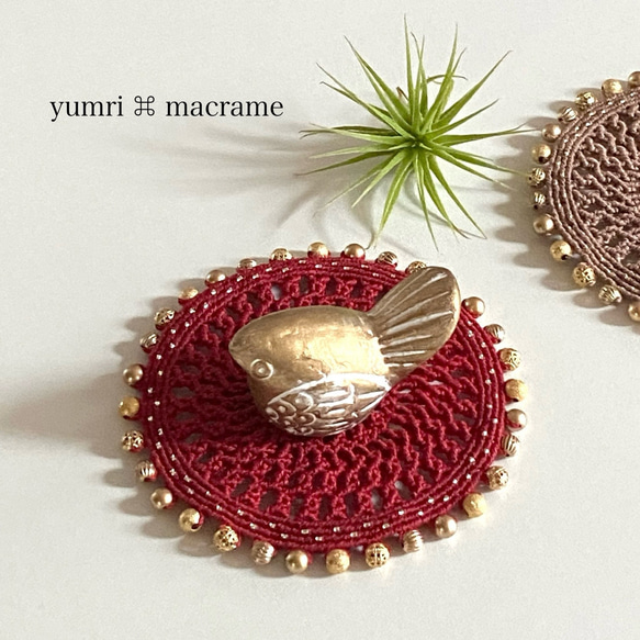 ［受注制作］yumri ⌘ macrame ゴールドビーズコースター Ø11cm［レッド］ 1枚目の画像