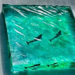 インテリアアートブロック　ラージ　エメラルドグリーンの海とペアイルカ　スケルトン海　レジン波紋　水紋 8枚目の画像