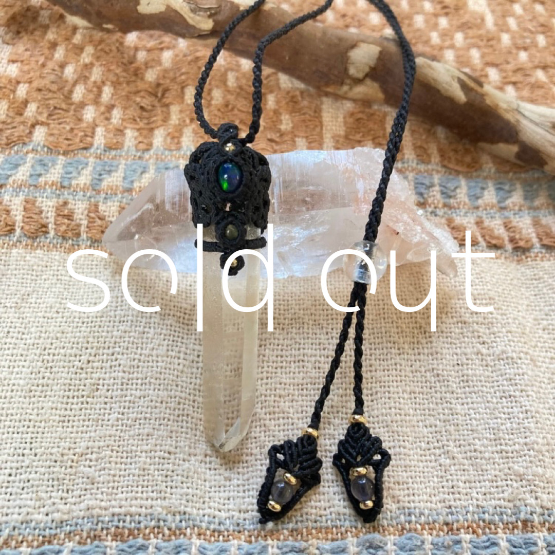 宝石質ブラックオパールとサファイアのマクラメネックレス 宝石質ブラックオパールとサファイアのマクラメネックレス 宝石