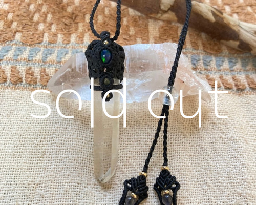 宝石質ブラックオパールのマクラメネックレス 宝石質ブラックオパールのマクラメネックレス