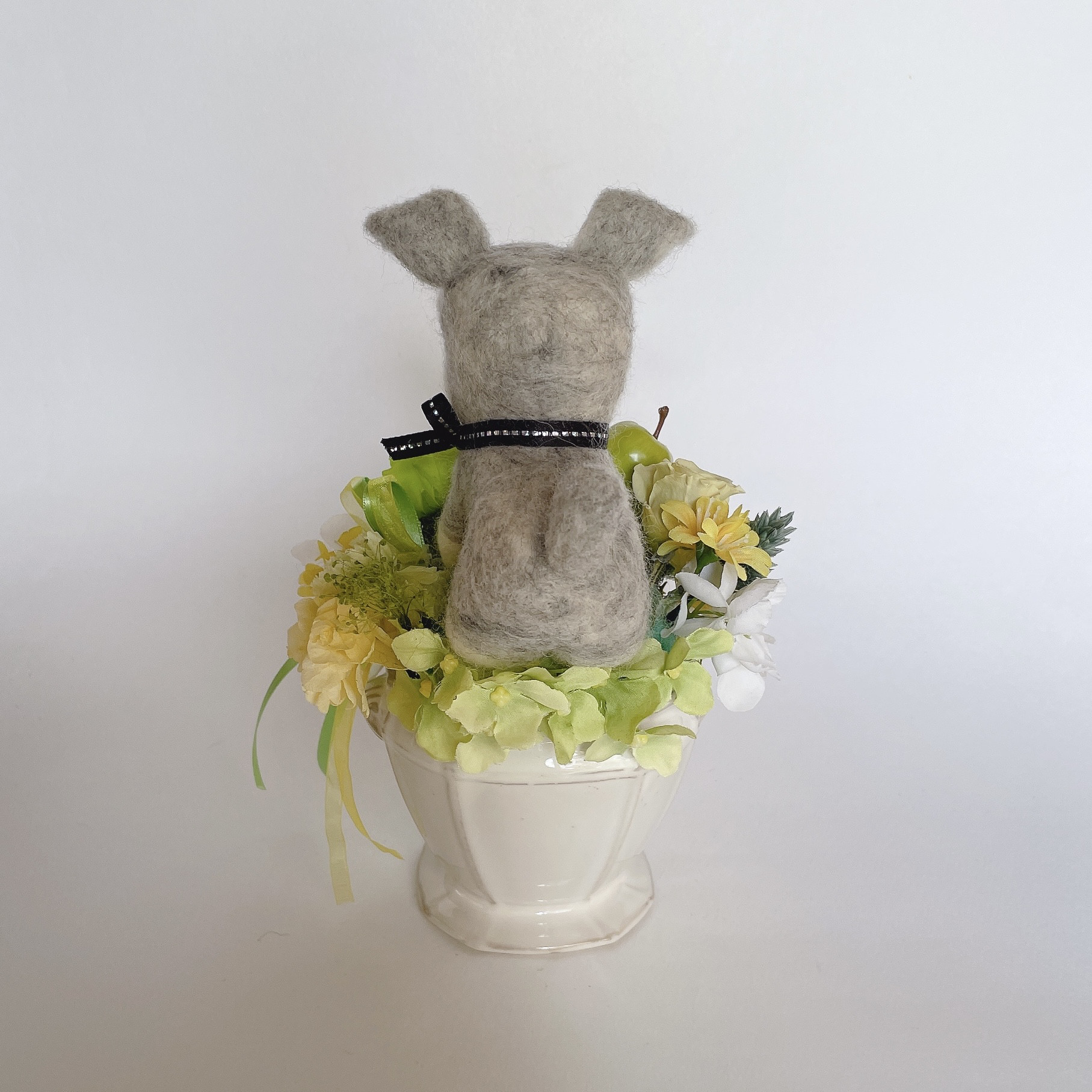 シュナウザー（グレー）と青リンゴのプリザーブドフラワーのアレンジメント　犬　母の日