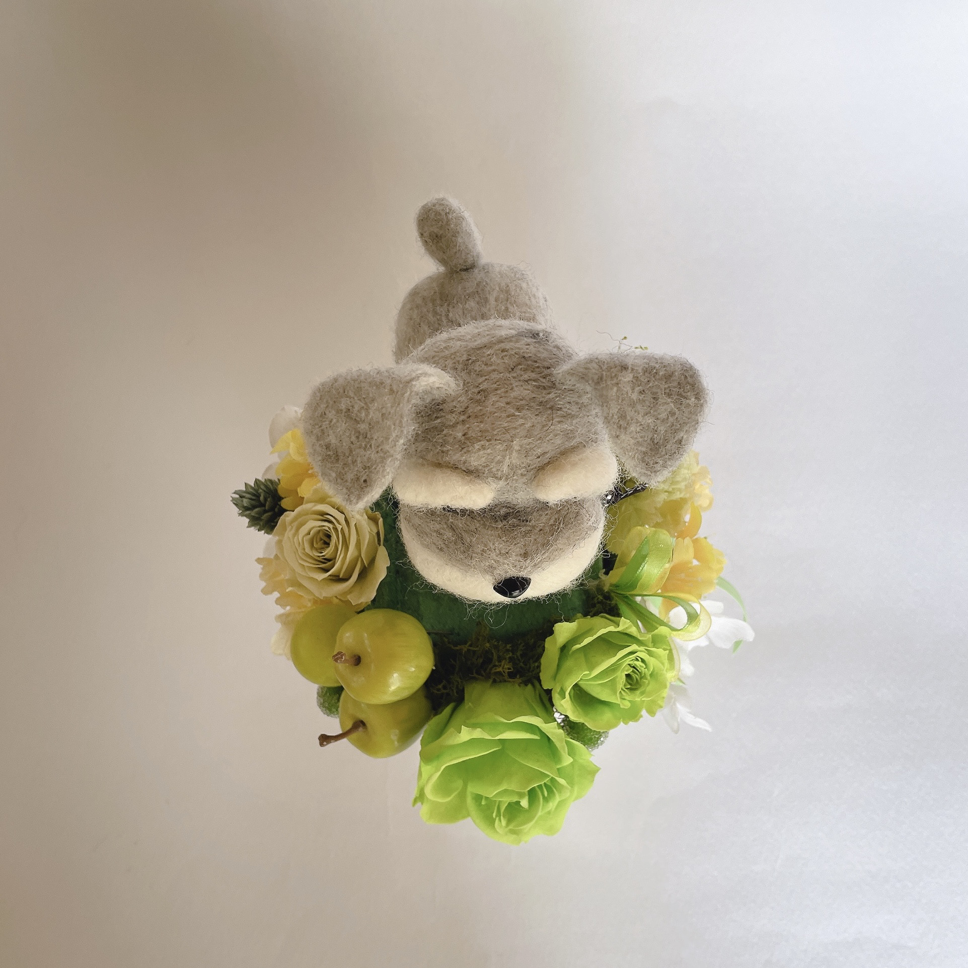 シュナウザー（グレー）と青リンゴのプリザーブドフラワーのアレンジメント　犬　母の日