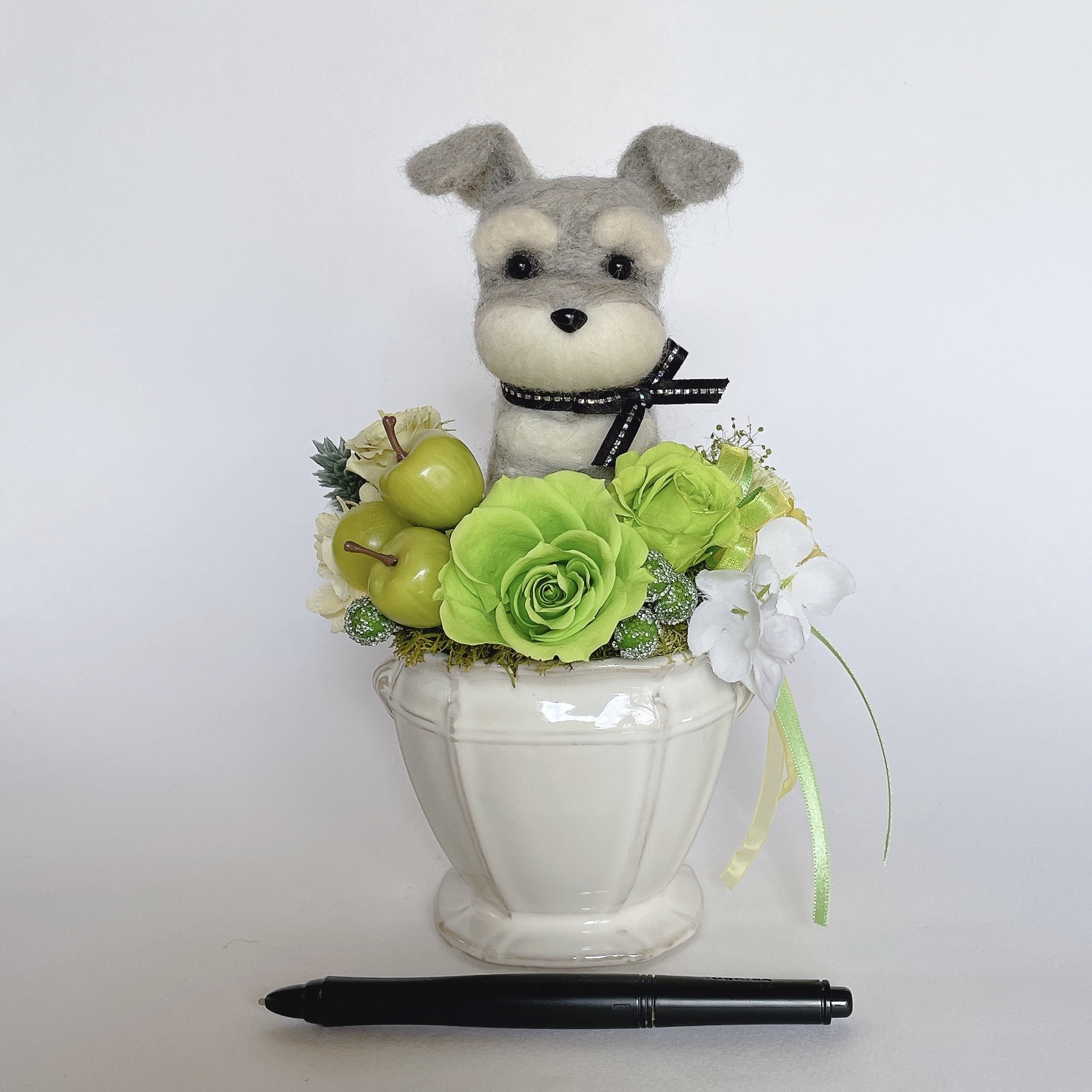 シュナウザー（グレー）と青リンゴのプリザーブドフラワーのアレンジメント　犬　母の日