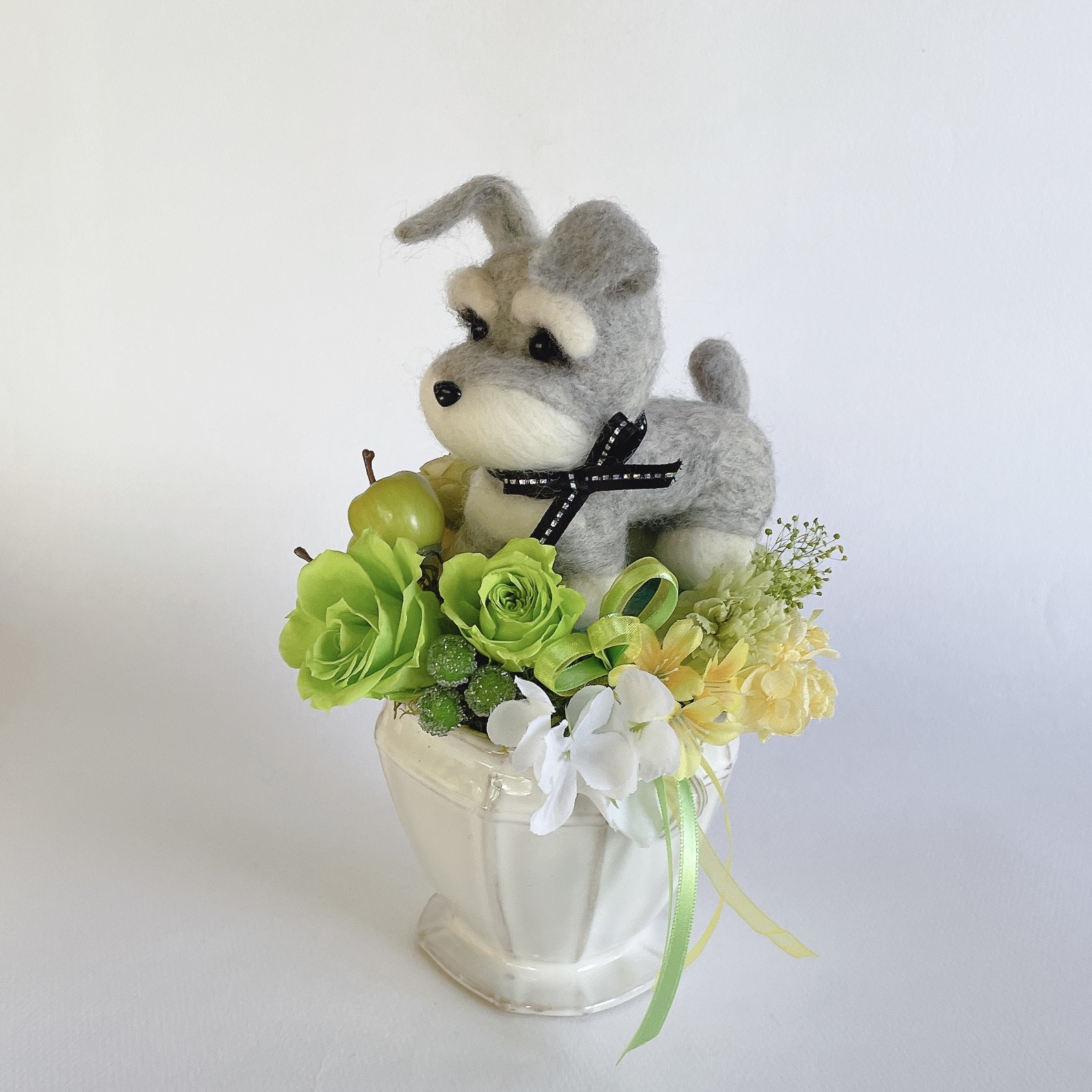 シュナウザー（グレー）と青リンゴのプリザーブドフラワーのアレンジメント　犬　母の日