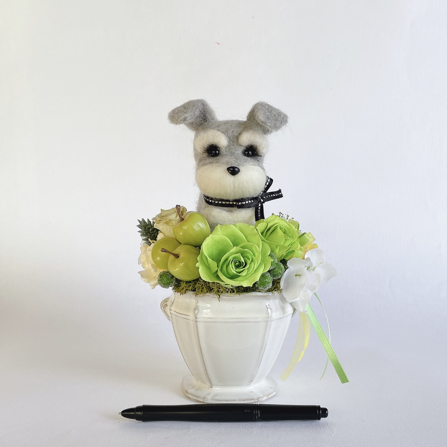 シュナウザー（グレー）と青リンゴのプリザーブドフラワーのアレンジメント　犬　母の日
