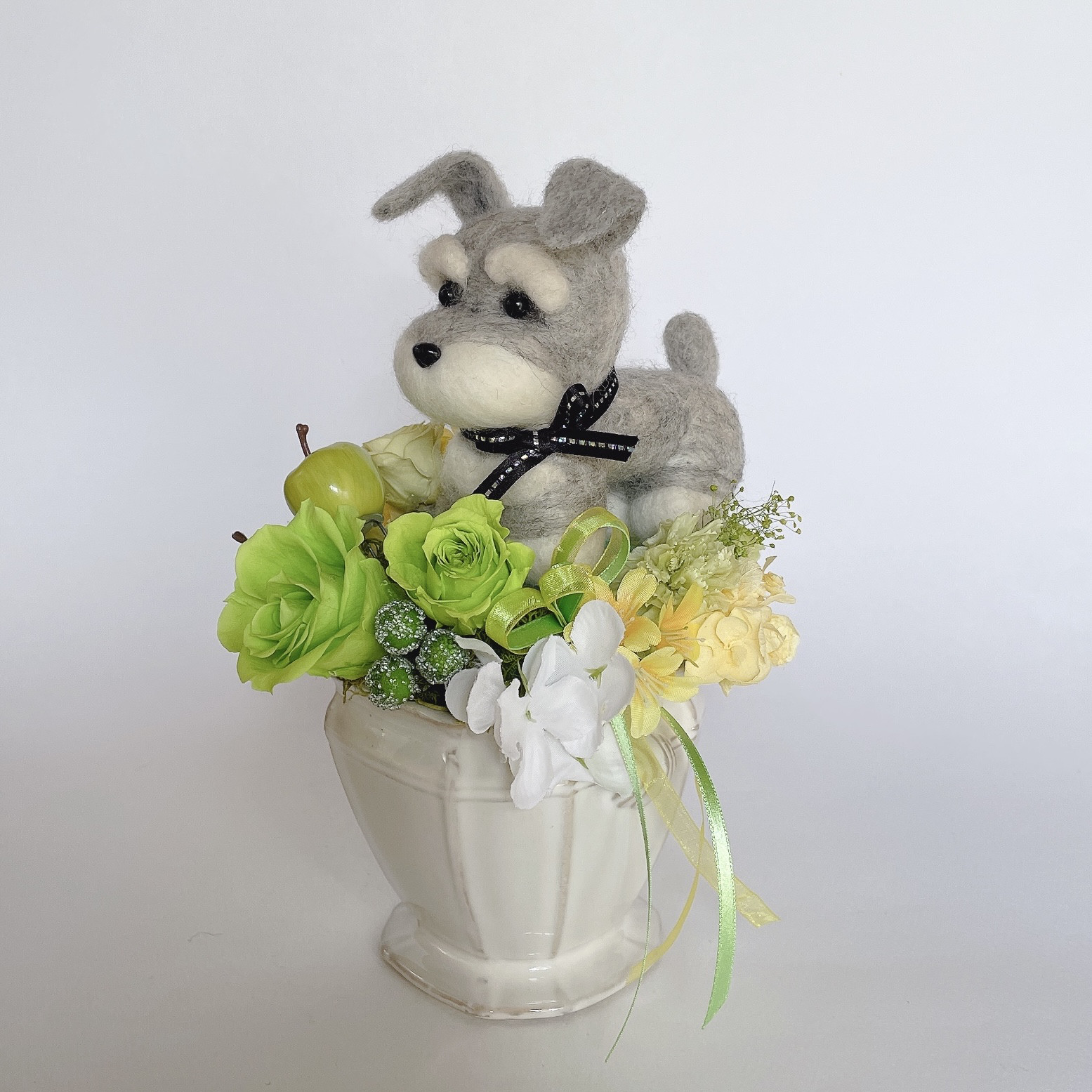 シュナウザー（グレー）と青リンゴのプリザーブドフラワーのアレンジメント　犬　母の日