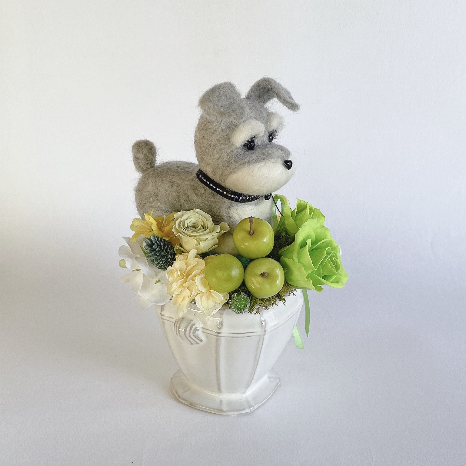 シュナウザー（グレー）と青リンゴのプリザーブドフラワーのアレンジメント　犬　母の日