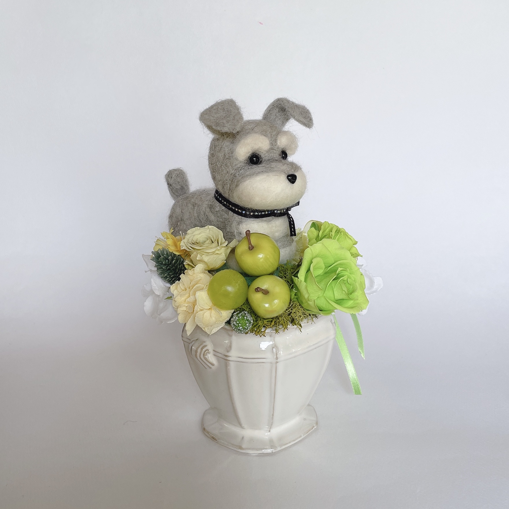 シュナウザー（グレー）と青リンゴのプリザーブドフラワーのアレンジメント　犬　母の日