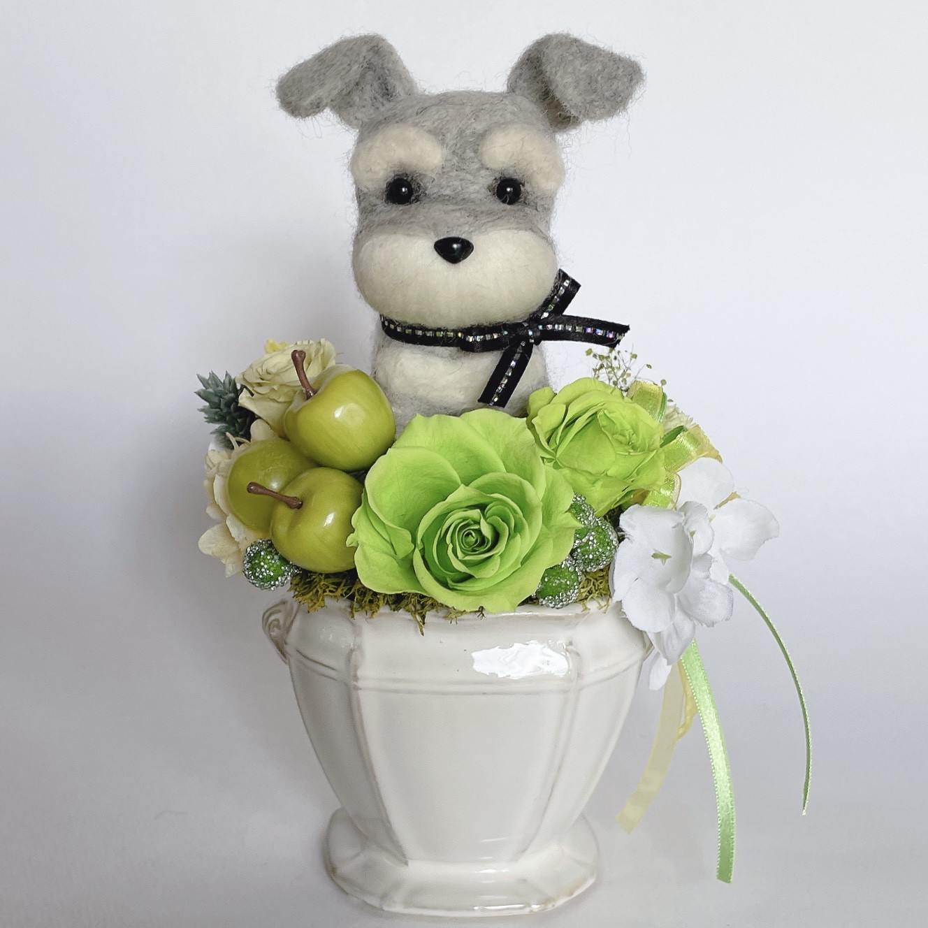 シュナウザー（グレー）と青リンゴのプリザーブドフラワーのアレンジメント　犬　母の日