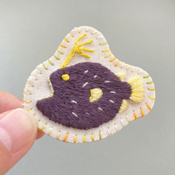 チョウチンアンコウ＊深海生物の手のひら標本箱／刺繍ブローチ 3枚目の画像