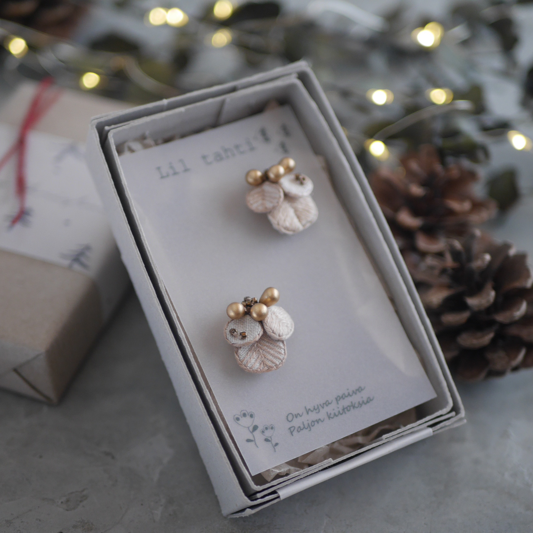 christmas leaf刺繍ピアス/イヤリング(ベージュ)【受注制作】