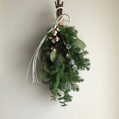 ビバーナムティヌスとニゲラのシックなクリスマススワッグ お正月にも