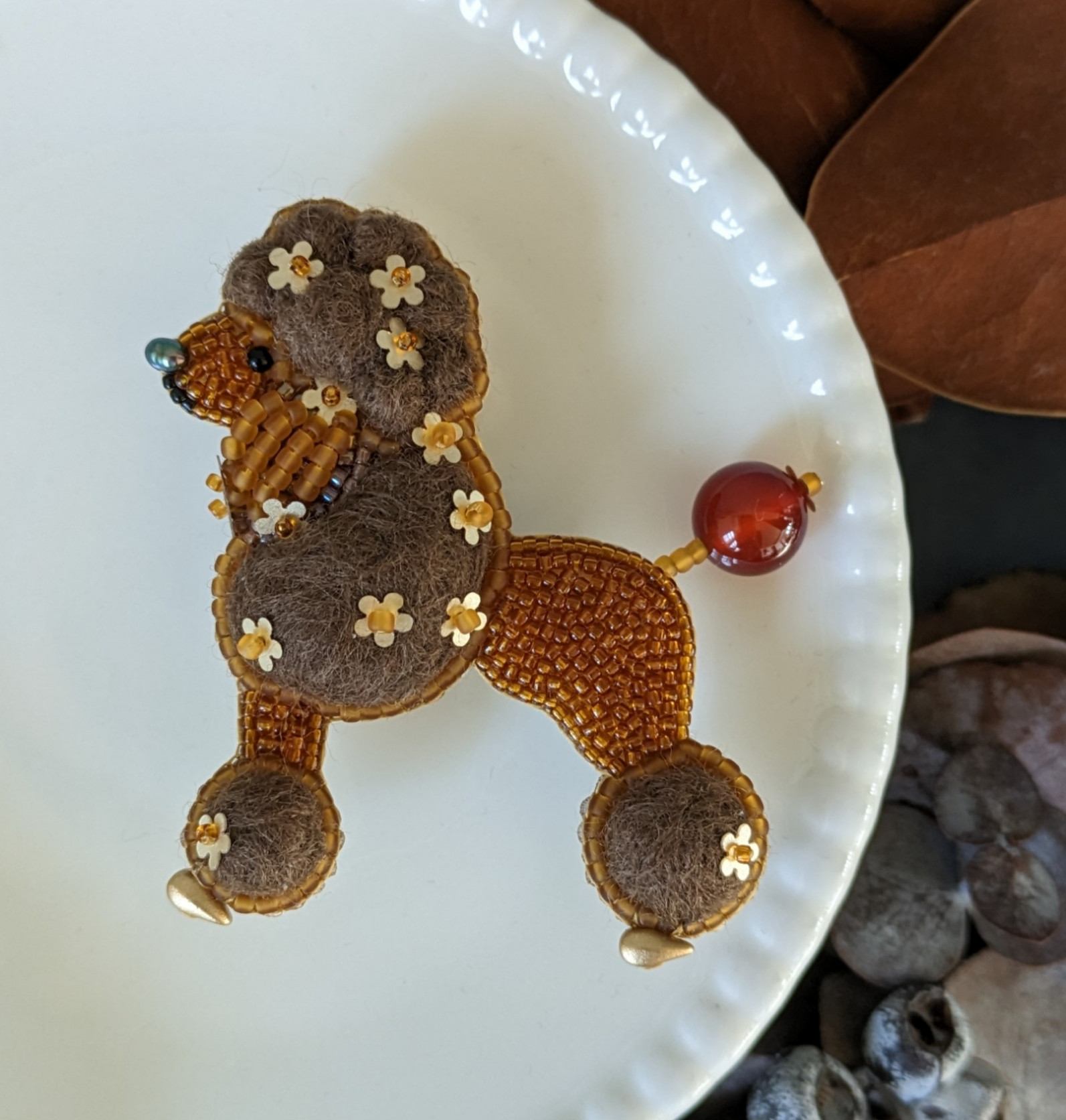 【ブローチ】散髪したてのレッドプードル