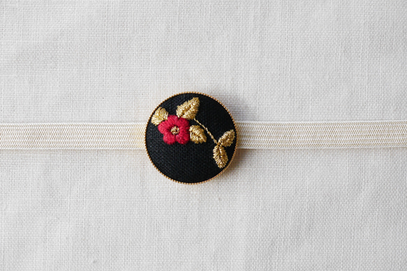 【手刺繍】ESSCM01 椿 帯留め 2枚目の画像