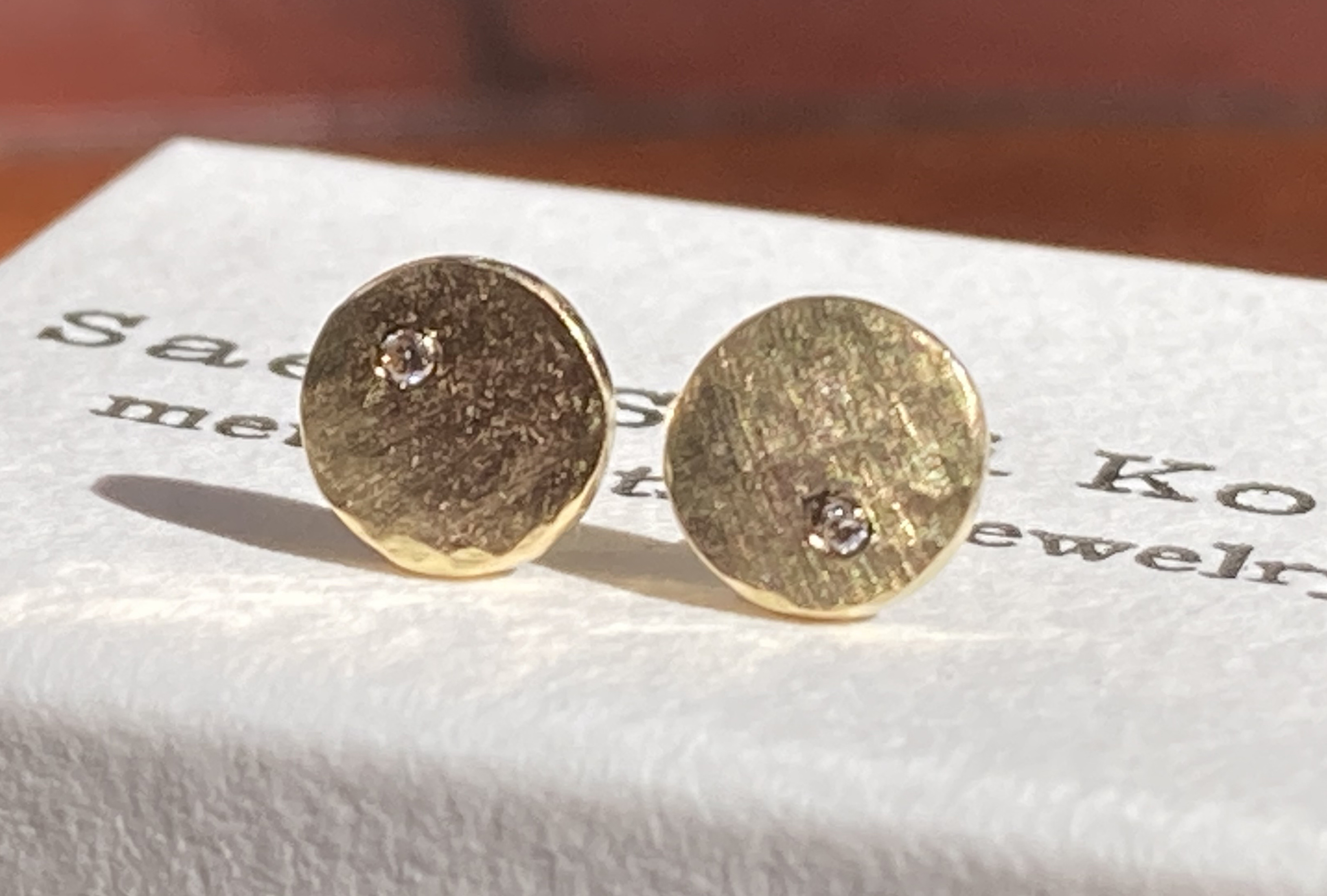 K18イエローゴールド◇厚めの満月のダイアモンドピアス◇スタッド