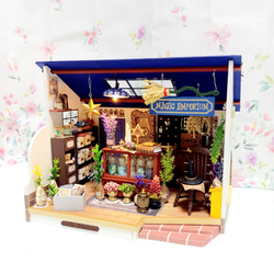 『魔法雑貨店』ミニチュアドールハウスの完成品です。 1枚目の画像