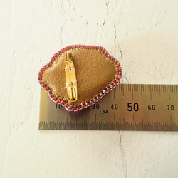 淡いパープルのビーズ刺繍ブローチ（K1168) 7枚目の画像