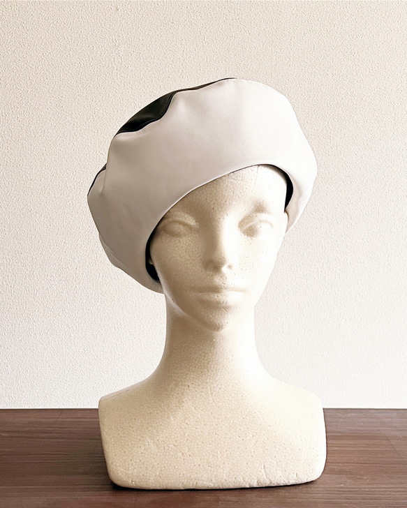 新作‼️ カタチにこだわるベレー帽　ブラック&ホワイトフェイクレザー 5枚目の画像
