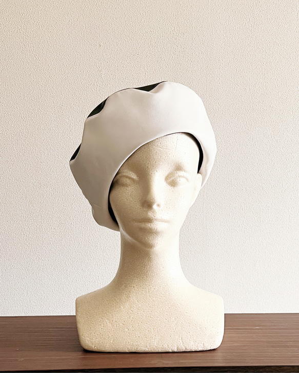新作‼️ カタチにこだわるベレー帽　ブラック&ホワイトフェイクレザー 1枚目の画像