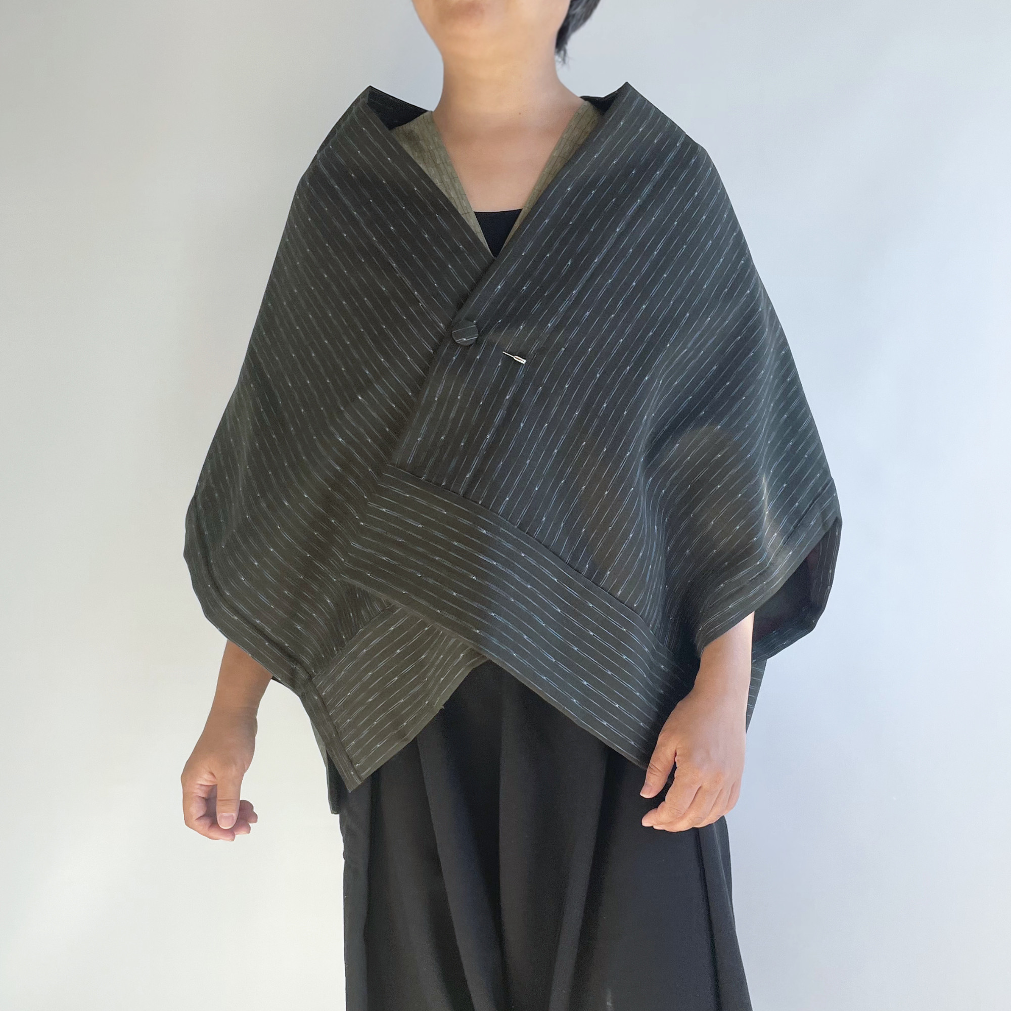 黒地に矢羽丸花模様の着物単品 振袖レンタル・烏羽色 黒系 暈し染め 駒刺繍 金彩 熨斗 吉祥文