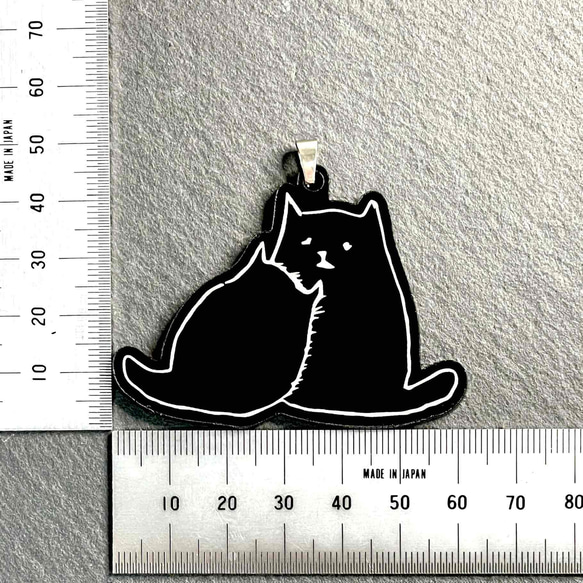 【受け止めるねこ】ブラックアクリルキーホルダー（中）／猫　シュール　可愛い　ポップ　ユニーク　個性的　イラスト 6枚目の画像