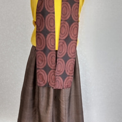 着物リメイク♪　裏地付き：８０ｃｍ丈　上質な男物茶の大島紬と丸紋柄で作ったシックな大人スカート（一重のストール付き） 4枚目の画像