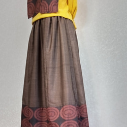 着物リメイク♪　裏地付き：８０ｃｍ丈　上質な男物茶の大島紬と丸紋柄で作ったシックな大人スカート（一重のストール付き） 1枚目の画像