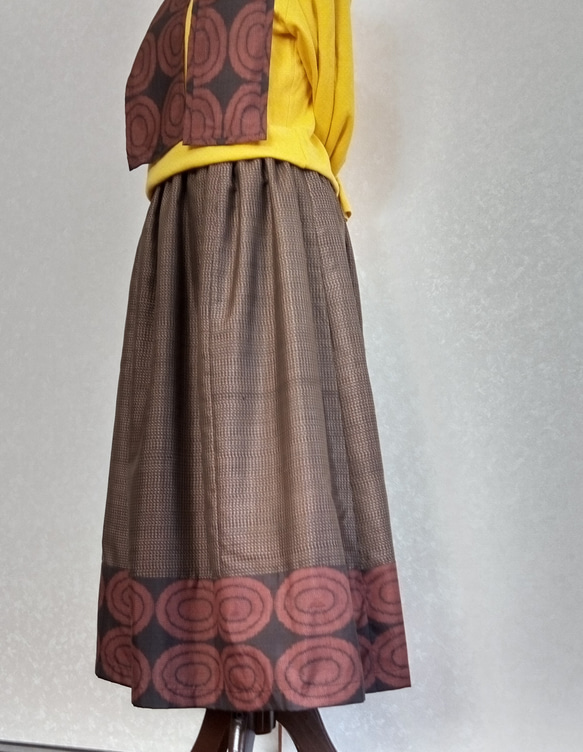 着物リメイク♪　裏地付き：８０ｃｍ丈　上質な男物茶の大島紬と丸紋柄で作ったシックな大人スカート（一重のストール付き） 1枚目の画像