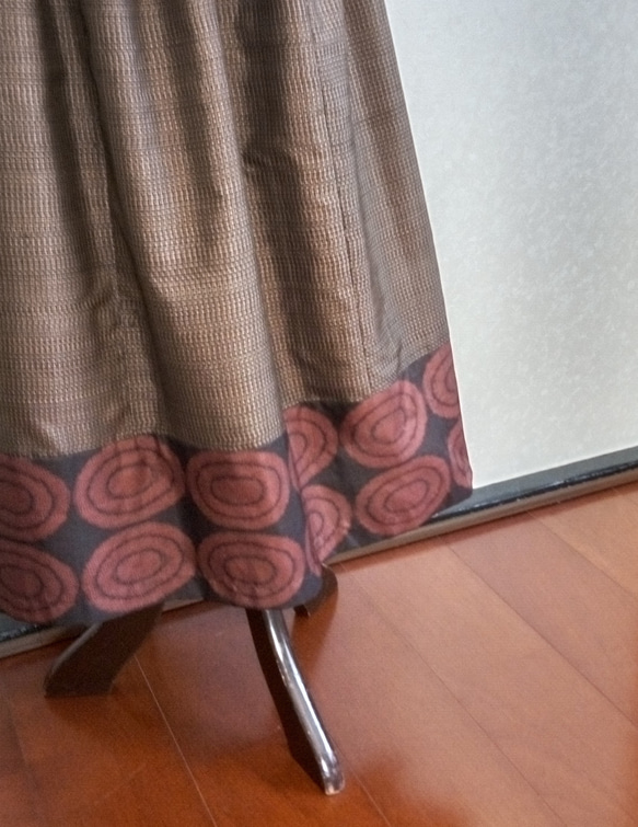 着物リメイク♪　裏地付き：８０ｃｍ丈　上質な男物茶の大島紬と丸紋柄で作ったシックな大人スカート（一重のストール付き） 7枚目の画像