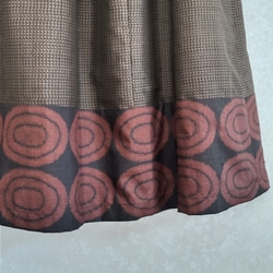 着物リメイク♪　裏地付き：８０ｃｍ丈　上質な男物茶の大島紬と丸紋柄で作ったシックな大人スカート（一重のストール付き） 8枚目の画像
