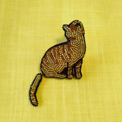 ブローチ オートクチュールビーズ刺繍  茶トラ仔猫 Tabby Kitty Brooch_Vintage beads 1枚目の画像