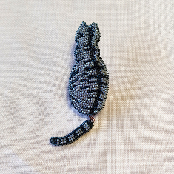 ブローチ オートクチュールビーズ刺繍   さばトラ猫  Silver Tabby Cat Brooch 1枚目の画像