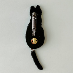ブローチ オートクチュールビーズ刺繍   さばトラ猫  Silver Tabby Cat Brooch 4枚目の画像