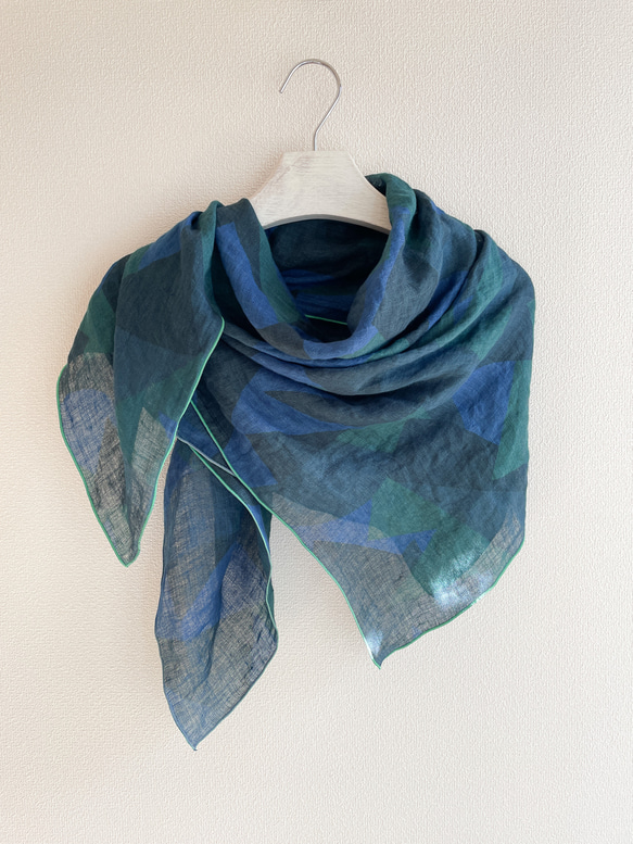 送料無料 藍染 リネンガーゼのスカーフ 幾何学模様 1枚目の画像