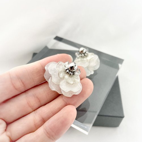 Bloom Pearl〜シルバー】花びらと淡水パールチェーンピアス
