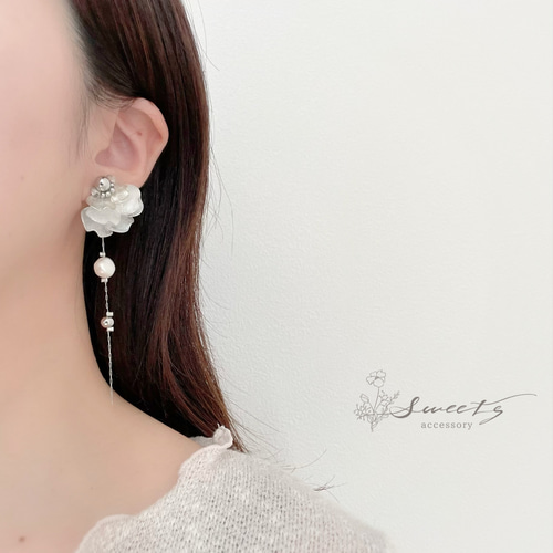 Bloom Pearl〜シルバー】花びらと淡水パールチェーンピアス
