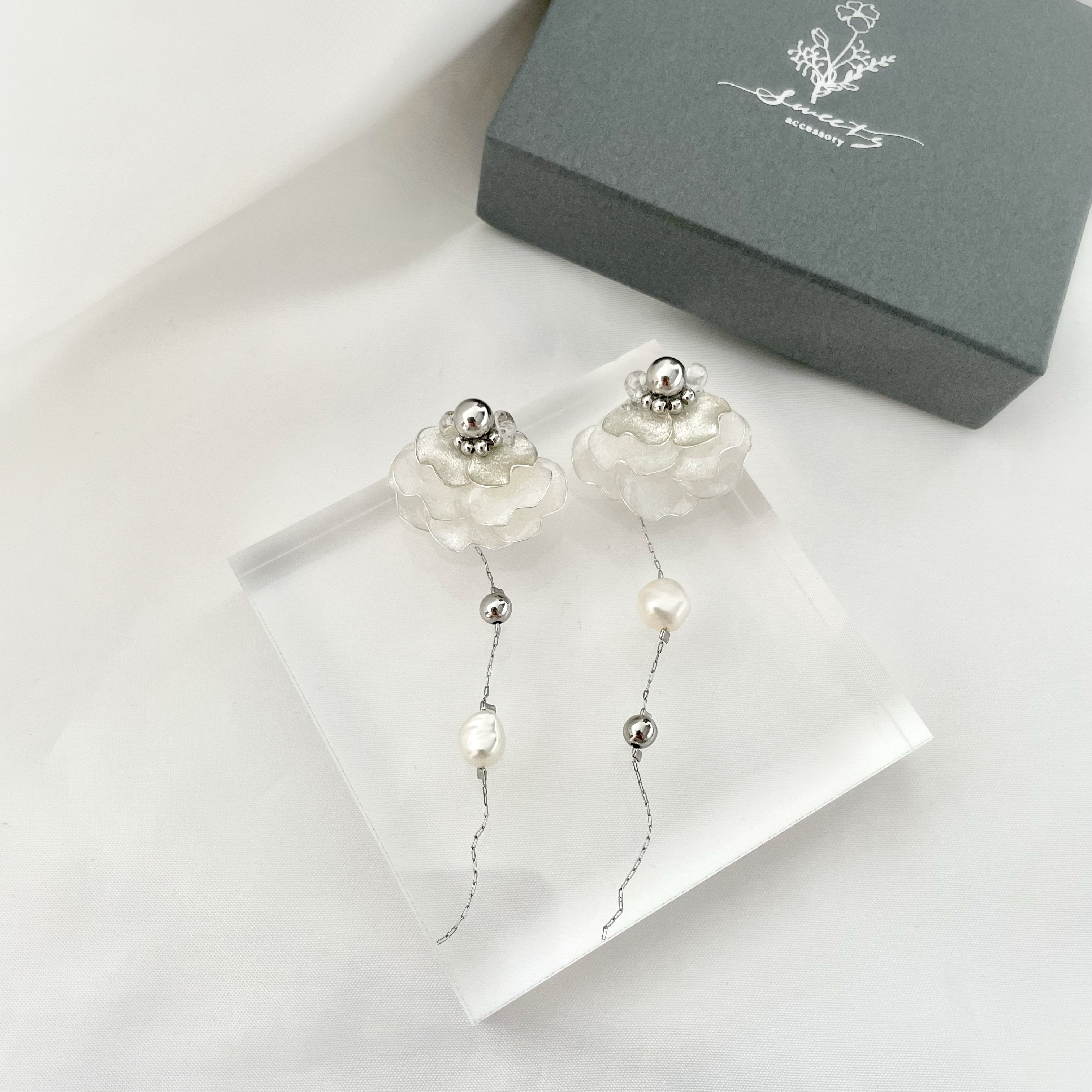 【〜Bloom Pearl〜シルバー】花びらと淡水パールチェーンピアス・イヤリング／ウェディング・ブライダル・花嫁さまに