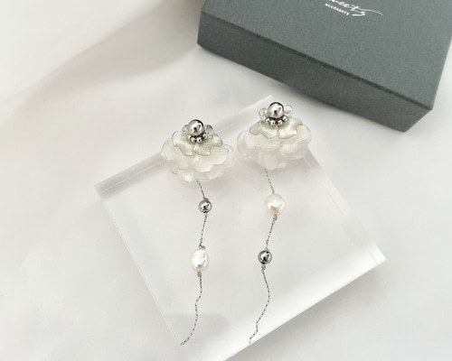 Bloom Pearl〜シルバー】花びらと淡水パールチェーンピアス