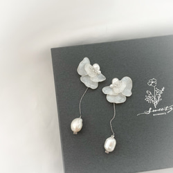 【〜White Petal〜】ホワイト花びらと揺れる淡水パールピアス・イヤリング 2枚目の画像