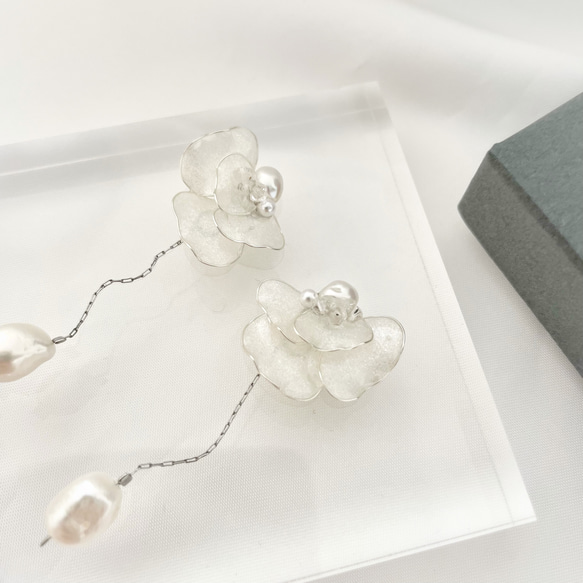 【〜White Petal〜】ホワイト花びらと揺れる淡水パールピアス・イヤリング 4枚目の画像