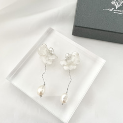 【〜White Petal〜】ホワイト花びらと揺れる淡水パールピアス・イヤリング 11枚目の画像