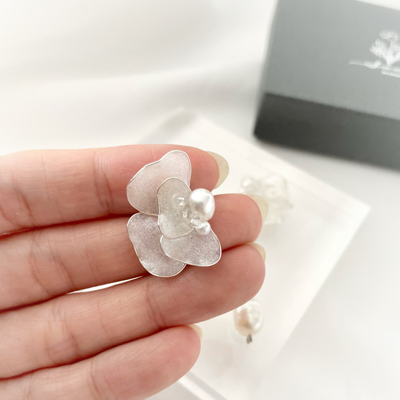 【〜White Petal〜】ホワイト花びらと揺れる淡水パールピアス・イヤリング 7枚目の画像